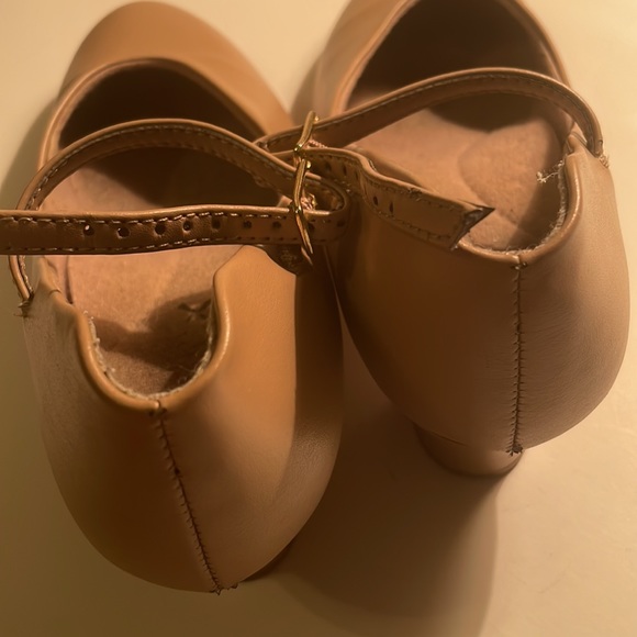 Dance Theater Shoes Sz 6.5 Buckle Strap 2 inch Low Heel Taupe Nude Beige Tan Act - Picture 7 of 8